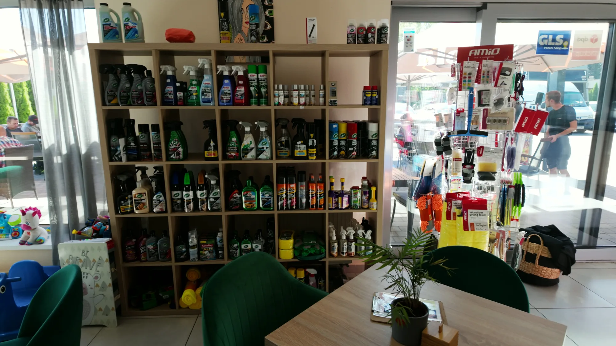Predajňa autodoplnkov v umývacom centre AUTOLINE