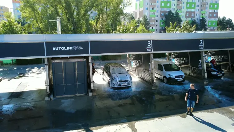 Umývacie boxy AUTOLINE s logom na streche