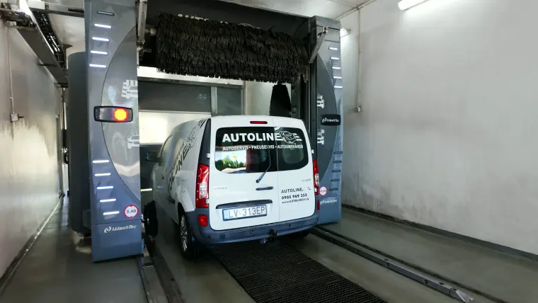 Dodávka AUTOLINE pri vjazde do umývacej linky