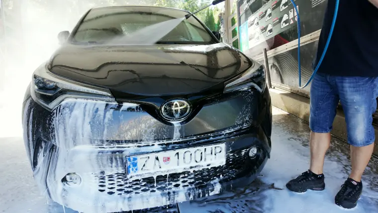 Aktívna pena na maske vozidla
